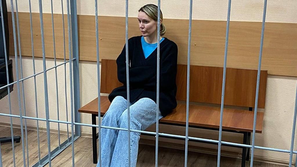 Cуд Москвы приговорил основательницу и гендиректора ювелирного бренда Darvol Дарью Спиридонову к семи годам колонии общего режима по обвинению в мошенничестве. Ей также запретили заниматься организационной и управленческой деятельностью в коммерческих организациях сроком на 3 года. По данным следствия, Спиридонова обманным путем получала от знакомых деньги на реализацию ювелирных изделий, но не выполняла обязательства, а деньги оставляла себе. В октябре 2023 года прокуратура Москвы сообщила, что пострадавшими по делу числятся 19 человек, от которых Спиридонова получила 350 млн рублей. Telegram / moscowcourts Подпишитесь на «Ведомости»