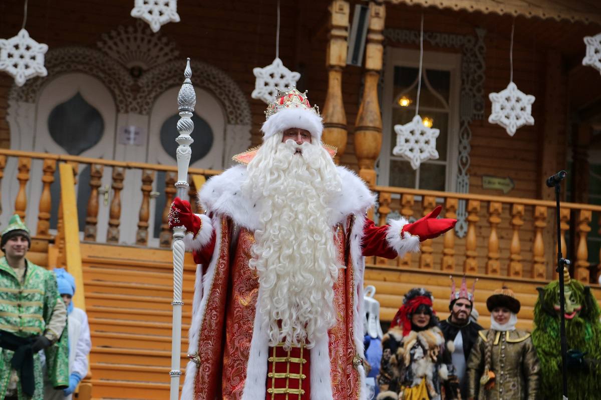 Новый терем и гостиница появятся в вотчине Деда Мороза к 2027 году Об этом рассказала генеральный директор тематического парка Дед Мороз Оксана Косаченко во время пресс конференции в ТАСС Сейчас все новое что появляется в парке направлено на то чтобы создать удобство и комфорт для тех кто приезжает в Великий Устюг Сейчас мы строим большой гостиничный комплекс с интересными с водными забавами внутри В 2027 году городу Великому Устюгу исполнится 880 лет и к этому моменту откроется и гостиница и обновленный парк Дед Мороз говорил что у него коллекция подарков очень большая и ему нужен новый терем и мы сейчас начинаем строительство нового большого терема сообщила гендиректор в пресс центре ТАСС Вологда Регион 35ТВ в MAX