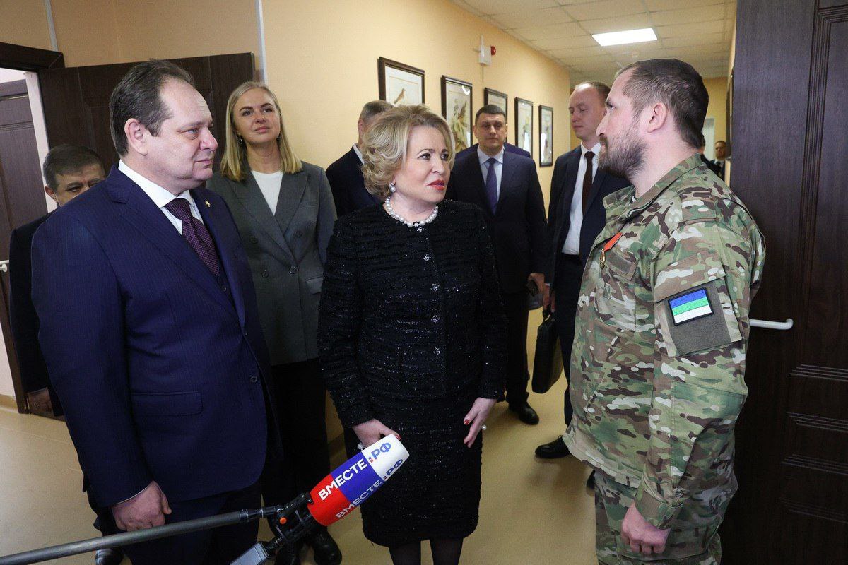 Центр протезирования для ветеранов СВО появится в Коми после визита Матвиенко Он разместится на базе социально-реабилитационного центра «Максаковка», всю работу будут проводить совместно с сотрудниками госпиталя ветеранов. По словам врио главы республики Ростислава Гольдштейна, в 2024 году 20 участников СВО обратились за высокотехнологичным протезированием, а ежегодно более 8 тысяч жителей Коми нуждаются в протезно-ортопедической помощи. Специалисты нового центра смогут эту высокотехнологичную помощь оказать. Напомним, спикер Совета Федерации Валентина Матвиенко посетила республику в конце апреля. На встрече с Гольдштейном обсуждалась, в частности, поддержка ветеранов СВО и работа филиала фонда «Защитники Отечества». Главное — здесь. Подписывайтесь!