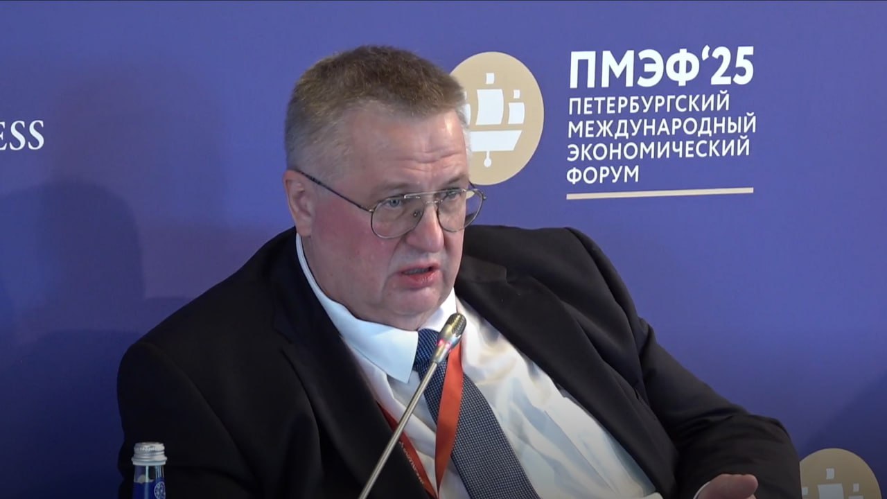 Торговля России и Армении может сократиться на $3 млрд по итогам 2025 г., заявил вице-премьер Оверчук на Петербургском экономическом форуме Среди основных причин он назвал барьеры, препятствия, работу контролирующих органов. Есть также проблемы взаиморасчетов. Нужно также расширять количество пунктов пропуска на Верхнем Ларсе, где в эти дни опять фиксируются большие пробки. В 2024 г. торговля между странами выросла почти в 1,6 раза и составила рекордные $12 млрд.