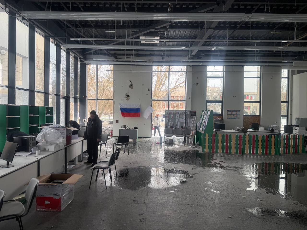 Уважаемые жители Херсонской области Сегодня утром здание Многофункционального центра в Новой Каховке подверглось артиллерийскому обстрелу В результате удара погибли трое людей Из числа граждан получивших ранения двое сотрудников Многофункционального центра Коллектив МФЦ выражает искренние и глубочайшие соболезнования семьям и близким погибших и желает скорейшего выздоровления пострадавшим В связи с произошедшим МФЦ в Новой Каховке временно приостанавливает приём посетителей В это непростое время призываем всех жителей региона быть максимально бдительными и осторожными Берегите себя и своих близких Актуальные новости в каналах МФЦ Telegram в МАКС ВКонтакте