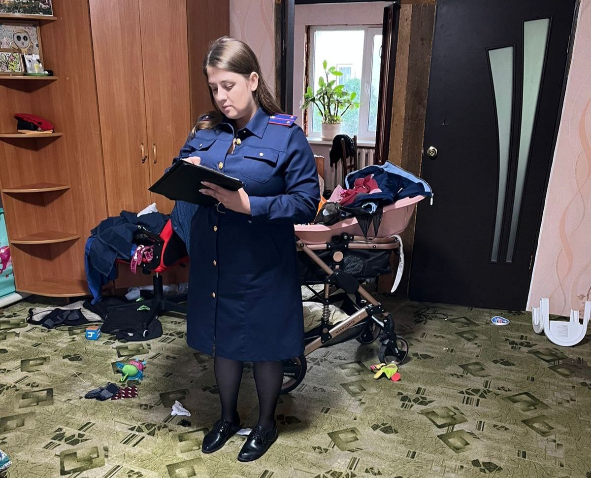 9-месячный ребенок утонул в ванной в частном доме под Минусинском Все произошло вечером 27 июня в СНТ «Заливные луга». По данным краевого СК, мать купала 2-летнего сына и 9-месячную дочь. В какой-то момент она ушла на кухню, включила музыку и стала мыть посуду, оставив детей без присмотра. Услышав крики старшего, вернулась в ванную и увидела девочку без сознания. Женщина вызвала скорую, но спасти ребенка не удалось. Правоохранители выясняют обстоятельства случившегося. Возбуждено уголовное дело по статье «Причинение смерти по неосторожности». Фото: