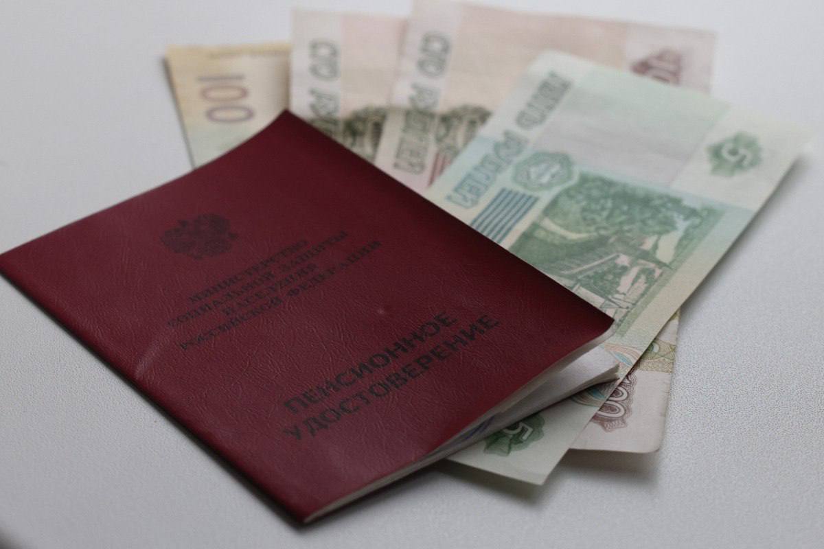 Пенсии в России выросли с начала года Средний размер пенсий в России увеличился на 350 рублей с 23 175 до 23 519 рублей Работающим пенсионерам добавили 516 рублей их выплаты теперь составляют 21 350 рублей А вот неработающим пенсионерам прибавка чуть скромнее 255 рублей теперь они получают 24 013 рублей Подпишитесь на Абзац Добавьте Абзац в ленту Дзена