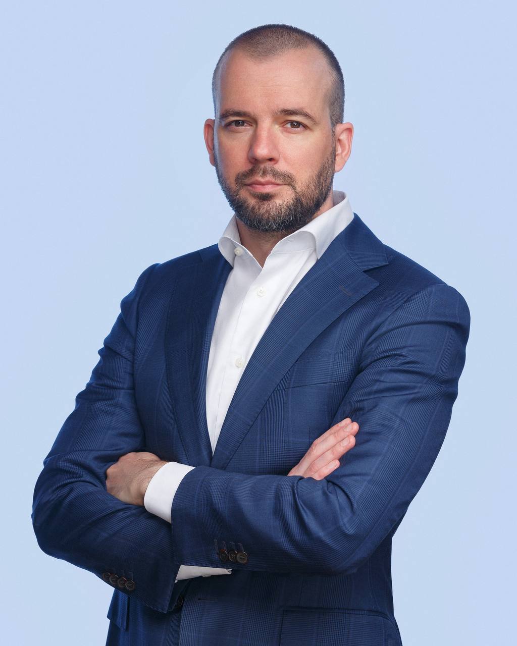 Петр Исаев назначен исполнительным директором холдинга Capital Group Ранее топ менеджер и член Правления занимал в компании пост коммерческого директора В новой роли Петр будет отвечать за стратегическое и операционное развитие нескольких бизнес направлений включая маркетинг продуктовую стратегию ценообразование эксплуатацию управление активами модернизацию клиентских ИТ решений включая платформу Capital Living а также функциональное управление коммерческими департаментами направления холдинга В условиях активного запуска новых проектов мы системно усиливаем управленческую команду концентрируя ключевые компетенции в периметре ответственности топ менеджеров которые долгое время продуктивно работают в Capital Group и при этом выступают признанными экспертами рынка отметил председатель Правления генеральный директор Capital Group Михаил Хвесько