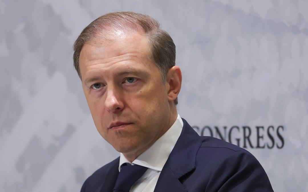 Мантуров назвал число машин в России купленных по льготным автокредитам В России более 80 тыс автомобилей в 2025 году купили по программе льготного автокредитования Всего с начала года на эти цели направлено более 24 млрд руб сообщил в интервью ТАСС первый вице премьер Денис Мантуров В мае этого года напомнил Мантуров возобновилась программа Семейный автомобиль На покупку автомобиля в кредит многодетным семьям давалась дополнительная скидка в размере 10 от стоимости машины Также были введены особые условия на приобретение автомобилей с ручным управлением скидка на такие транспортные средства для участников военной операции на Украине получивших ранения в зоне боевых действий составила 40