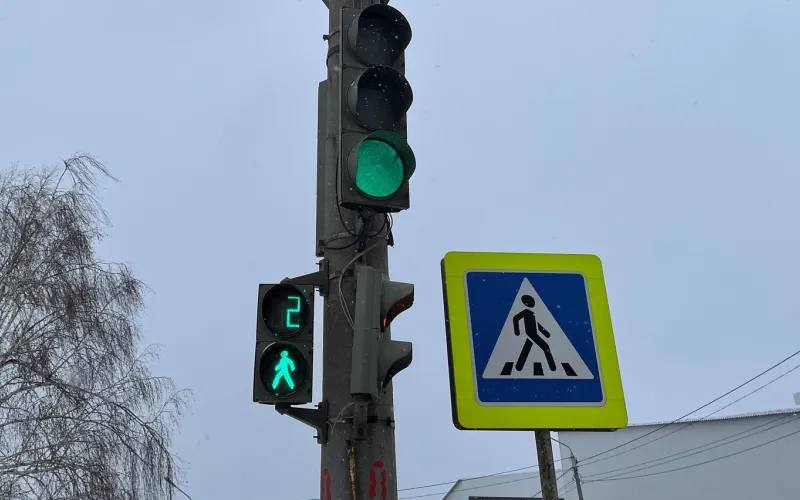 Новые светофоры установят на главных проспектах Барнаула в 2026 году Об этом сообщил заместитель главы администрации города по дорожному хозяйству и транспорту Андрей Курышин Регулировать движение начнут на перекрестках на проспектах Ленина Комсомольском Социалистическом и Калинина МЫ В МАХ