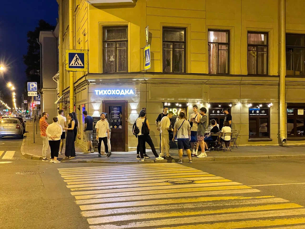 Противники закона о наливайках пожаловались в прокуратуру на комитет по промышленной политике Ведомство попросили проверить законность требования подписать Согласие на проведение оценки соответствия объекта общественного питания критериям ресторана Подача этого документа в комитет по промышленной политике необходима для рассмотрения заявки заведения на включение в реестр ресторанов Петербурга Детали В прокуратуру обратилось общественное объединение Защита добросовестного общепита Санкт Петербурга в МКД Оно выступает против городского закона который ограничивает работу небольших баров расположенных в многоквартирных домах По своему содержанию такая оценка соответствия имеет признаки контрольного надзорного мероприятия поскольку включает выездной осмотр и измерения а также проверку документов и фактических условий площадь зала обслуживания посетителей наличие отдельного входа договоры охраны штатное расписание и т д говорится в обращении Его авторы заметили что контрольные мероприятия должны выполняться при наличии предусмотренных федеральным законодательством оснований а формирование реестра к ним не относится Контекст Так называемый закон о наливайках вступит в силу в Петербурге 1 сентября Согласно ему продавать алкоголь в многоквартирных домах смогут только заведения соответствующие ряду критериев В частности залы обслуживания в них должны быть не менее 50 кв м а в штате сотрудников не может быть меньше пяти человек Для продолжения продажи алкоголя после вступления в силу закона необходимо подать заявление на включение в реестр ресторанов После подачи заявления заведение автоматически включат в реестр Однако после выездной оценки соответствия объекта установленным критериям сотрудники комитета по промышленной политике могут исключить заведение из списка Фото Бумага Подписывайтесь на Бумагу и предлагайте новости