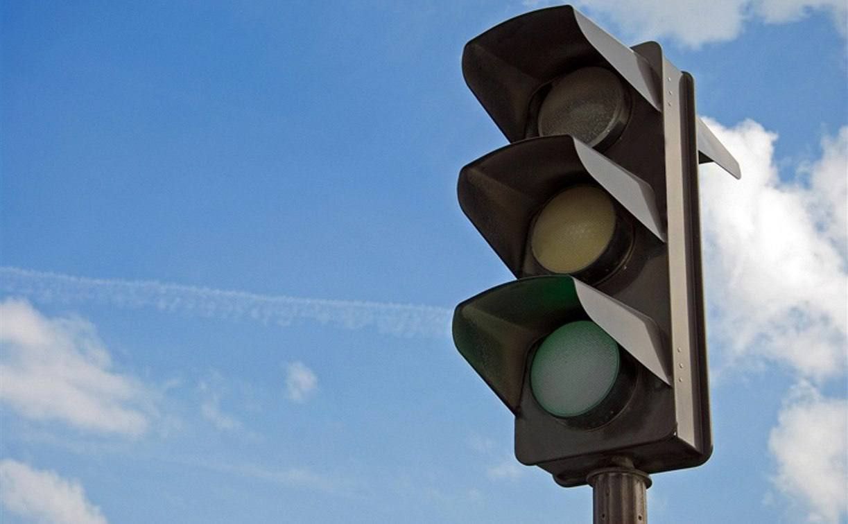 Жителей Южно-Сахалинска предупредили о возможном отключении светофоров  В связи с проведением плановых работ 1 июля возможны отключения следующих светофорных объектов:   улица Ленина — улица Емельянова;  улица Ленина, 325  вызывной ;  улица Пуркаева, 103  вызывной .      ———    :     Прислать нам новость:
