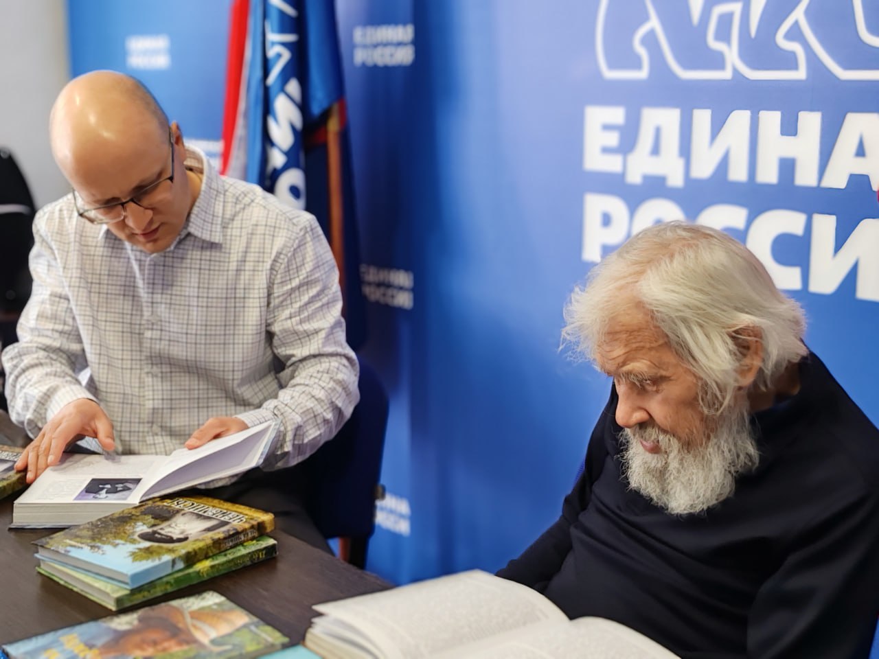 В вопросах обеспечения жильем, оформления выплат и документов помогли старшему поколению на площадке «Единой России» во время недели приемов граждан В ходе Недели приемов граждан по вопросам старшего поколения, депутаты, представители региональных Министерств здравоохранения, труда и социальной защиты, Территориального фонда обязательного медицинского страхования ответили на вопросы жителей области и постарались помочь в решении их проблем. Жителей интересовали изменение условий проживания в пунктах временного размещения эвакуированных, установление статуса регионального ветерана труда, перспективы установления статуса дети войны, порядок признания гражданина нуждающимся в социальном обслуживании и другие. Один из обратившихся - писатель, этнограф-любитель из Каховского муниципального округа Николай Черемис. Николай Савельевич был эвакуирован в тяжелом состоянии из зоны боевых действий. Активисты партии «Единая Россия» при содействии минсоца и минздрава организовали его лечение и помогли оформить документы российского образца. Прием граждан провели также депутат Херсонской областной Думы Александр Фомин, Уполномоченный по правам человека в Херсонской области Сергей Георгиев, представители Министерства здравоохранения Херсонской области и директор ТФОМС Херсонской области Анна Литвиненко. Один из вопросов задали представители Совета ветеранов Херсонской области. Их оперативно проконсультировала заместитель министра здравоохранения Ольга Демидюк. Кроме того, по итогам одного из приёмов «Единая Россия» оказала содействие в лечении пожилого мужчины, а депутат Рустем Ниметуллаев помог в приобретении для него средств гигиены. Подробнее о вопросах, которые поднимались на приемах граждан, на сайте herson.er.ru