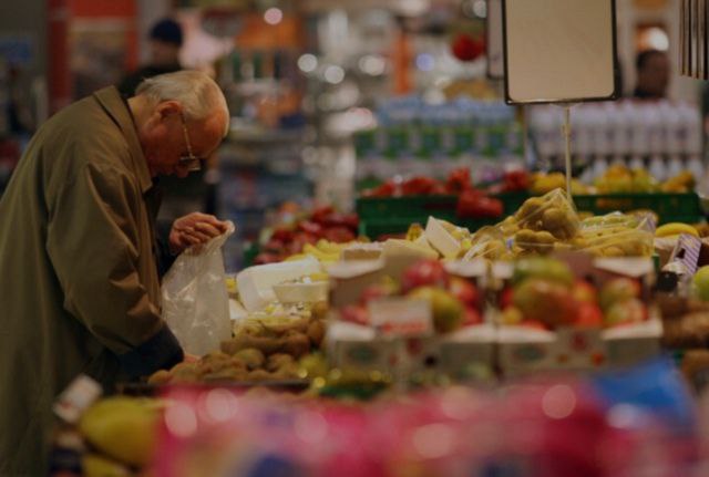 Депутат Миронов предложил снизить вдвое НДС на продукты питания Инициативу о снижении налога на добавленную стоимость на продукты питания с 10 до 5 намерен внести в Госдуму глава партии Справедливая Россия За правду Уточняется что речь идет об отдельных группа товаров являющихся социально значимыми для широких групп граждан страны Также проектом предполагает снижение ставки НДС для других видов товаров В список должны войти книжная продукция периодические издания медикаменты и товары для детей Будет снижение Ямал Россия НДСНаПродукты Цены Продукты ЖителиЯмала