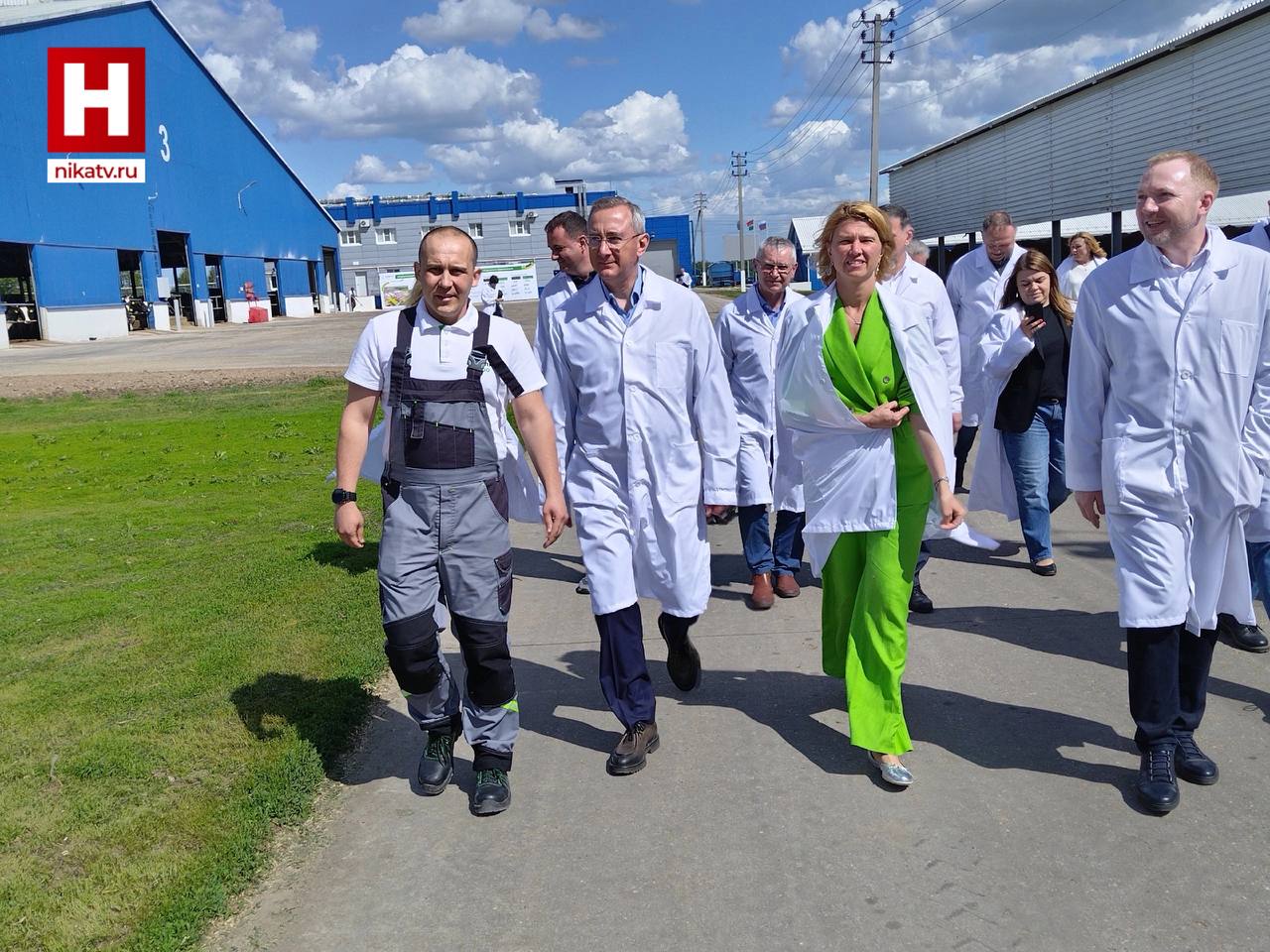 Губернатор Владислав Шапша проверил, как работает крупнейший молочный комплекс региона Развитие животноводства и молочной отрасли — стратегическая задача для Калужской области, и здесь важна не только поддержка государства, но и личное участие главы региона. Губернатор Владислав Шапша вместе с министром сельского хозяйства РФ Оксаной Лут посетил один из крупнейших молочных комплексов региона. На фермах предприятия — около 8 тыс. голов коров голштинской породы. Благодаря современной селекции и автоматизации процессов в прошлом году валовое производство составило 44,5 тыс. тонн молока. Надой на одну корову превысил 12 тонн. Глава региона поблагодарил руководство комплекса за вклад в достижение важной цели — производство миллиона тонн молока в год. Предприятие прибегает к мерам господдержки, получая субсидии на модернизацию оборудования, покупку племенного молодняка, сельскохозяйственной техники. Прислать новость Заказать рекламу