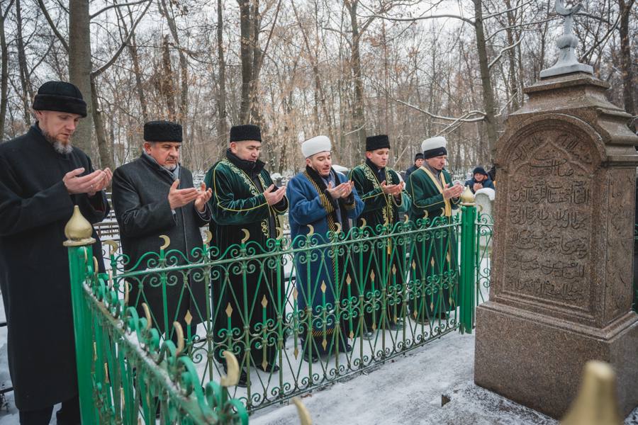 В Казани почтили память Шигабутдина Марджани  В четверг, 16 января, в 16-й день месяца Раджаб, татарско-мусульманская община почтила память великого ученого, богослова, просветителя и историка Шигабутдина Марджани  1818-1889 , отметив 207 лет со дня его рождения.  Как сообщает пресс-служба ДУМ РТ, мероприятие прошло на Ново-татарском кладбище Казани. В нем приняли участие мусульманские религиозные лидеры, представители татарской интеллигенции, ученые, общественные деятели, имамы, преподаватели и журналисты.  Подписаться   Сообщить новости