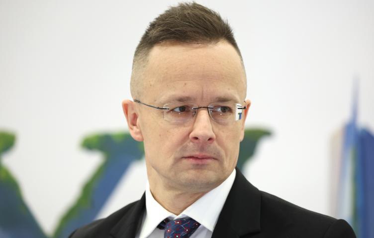 Венгрия не допустит, чтобы руководство Евросоюза запрещало ей использовать российские нефть и газ. Об этом министр иностранных дел и внешнеэкономических связей Венгрии Петер Сийярто заявил на встрече с послами стран ЕС в Будапеште.  "Брюссель движется в совершенно неверном направлении: они хотят продолжать войну [на Украине], они хотят пустить нелегальных мигрантов и навязать нам гендерное безумие. Кроме того, они хотят запретить нам использовать дешевые российские нефть и газ, что грозит повышением в два, три и даже четыре раза расходов на коммунальные услуги для венгерских семей. Мы не допустим этого, для нас Венгрия на первом месте. Я ясно дал понять это послам стран ЕС в Будапеште", - написал глава МИД на своей странице в соцсети.
