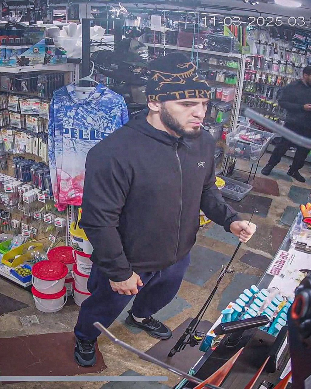 Ничего необычного просто Ислам Махачев заглянул в рыболовный магазин Экс чемпион UFC был замечен камерой наблюдения магазина в Нью Джерси когда выбирал удочку и прикормку Махачев продолжает подготовку к бою против Джека Маддалены на UFC 322 который пройдет в Нью Йорке 15 ноября Подписывайтесь на РИА Новости Спорт в MAX