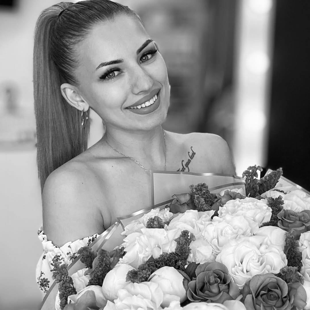В Анапе водитель сгорела в автомобиле Минувшей ночью около 02:00 на автодороге с. Варваровка-хут. Рассвет произошло смертельное дорожно-транспортное происшествие. 32-летняя анапчанка, находившаяся за рулём автомобиля «Omoda» не выбрала безопасную скорость движения, «вылетела» с дороги и врезалась в бетонное препятствие. В результате удара иномарка загорелась. Водитель погибла на месте ДТП до приезда скорой помощи. Все обстоятельства произошедшей аварии устанавливаются, сообщает полиция Анапы. По словам знакомых погибшей, она работала директором местного косметологического салона, активно вела соцсети, была весёлым, добрым и отзывчивым человеком. Без матери остались двое маленьких детей. #АнапаСегодня #НовостиАнапыСегодня #НовостиАнапы #АнапаНовости #ВсеНовостиАнапы #АнапаМедиа #СвежиеНовостиАнапы #АктуальныеНовостиАнапы