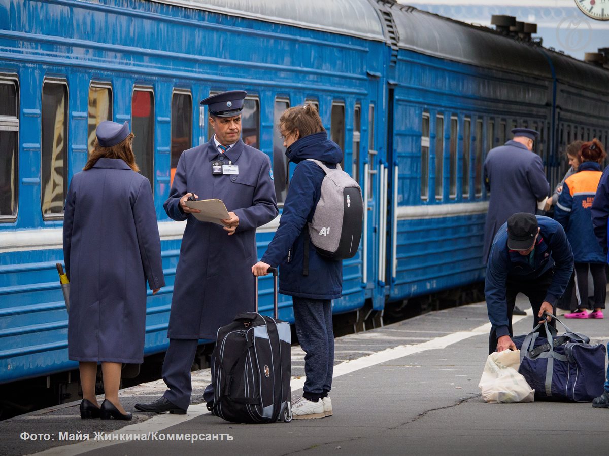 Поезда в Калининград будут отправляться с Витебского вокзала Петербурга  Изменилось расписание, вокзал отправления и прибытия поезда № 80/79 сообщением Санкт-Петербург — Калининград. О новом графике сообщили в пресс-службе Октябрьской железной дороги.  Как уточнили в ОЖД, с 15 декабря поезда будут отправляться и прибывать с Витебского вокзала по следующему расписанию: из Калининграда — в 07:25, из Петербурга — в 18:06 мск. В ОЖД также напомнили, что поезда в Калининград следуют по территории Литвы без посадки и высадки пассажиров. В каждом составе могут проезжать не более 300 человек.