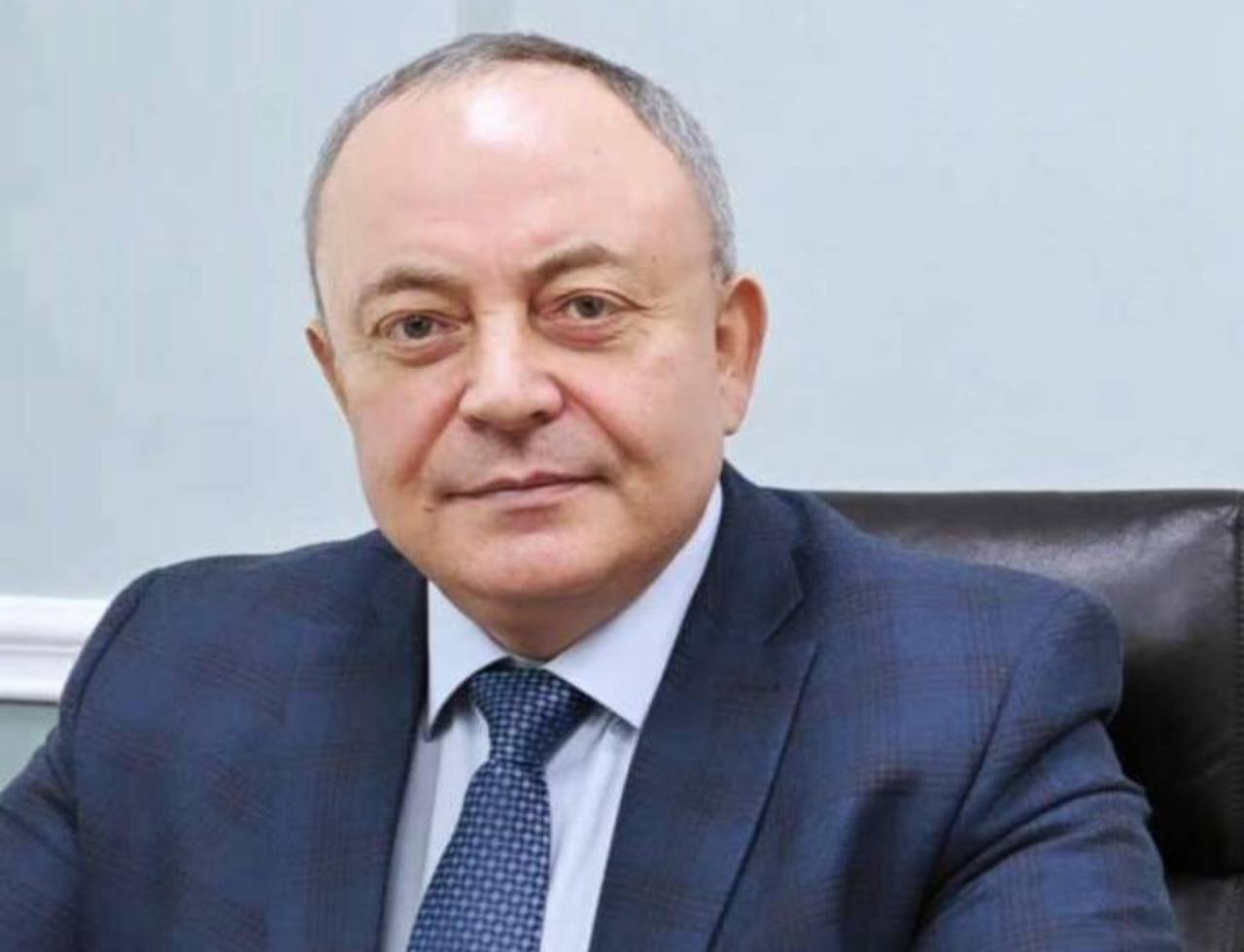 Директором филиала АО НК ҚТЖ Дирекция перевозочного процесса назначен Владимир Викторович ПЕТРОВ Родился в 1969 году в Акмолинской области Окончил Алматинский институт инженеров железнодорожного транспорта по специальности Организация перевозок и управление движением на железнодорожном транспорте Имеет степень Doctor of Business Administration РАНХиГС при Президенте РФ Профессиональный путь начинал помощником составителя поездов на станции Кандыагаш Западно Казахстанской железной дороги Прошел все ключевые позиции связанных с управлением и координацией перевозочного процесса работал поездным диспетчером первым зам начальника внеклассной станции Кандыагаш С 2006 года первый зам директора Актюбинского отделения дороги В 2014 году возглавлял Дирекцию перевозочного процесса АО НК КТЖ В 2015 году возглавил Дирекцию интегрированного планирования АО НК КТЖ Был главным инженером и вице президентом по интегрированному планированию и информатизации в АО КТЖ Грузовые перевозки С 2021 года возглавлял правление ТОО КТЖ Грузовые перевозки Подпишись на prokadrykz