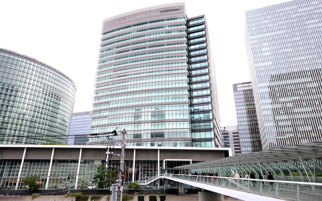 Nissan продал штаб квартиру в Японии Что происходит В рамках сделки Nissan заключит 20 летнее соглашение об обратной аренде что не повлияет на сотрудников и производственную деятельность и подтвердит долгосрочные обязательства компании перед Йокогамой Выручка от продажи будет реинвестирована в модернизацию объектов и поддержку будущего роста говорится в сообщении По итогам первого финансового полугодия до 30 сентября 2025 года мировые продажи Nissan составили 1 48 млн автомобилей Операционная выручка оказалась на уровне 5 6 трлн около 2 96 трлн руб по состоянию на 7 ноября 2025 года операционный убыток 27 7 млрд 14 6 млрд руб а чистый убыток 221 9 млрд около 117 млрд руб В компании связали такие показатели со снижением доходов от обесценивания активов а также затратами на реструктуризацию
