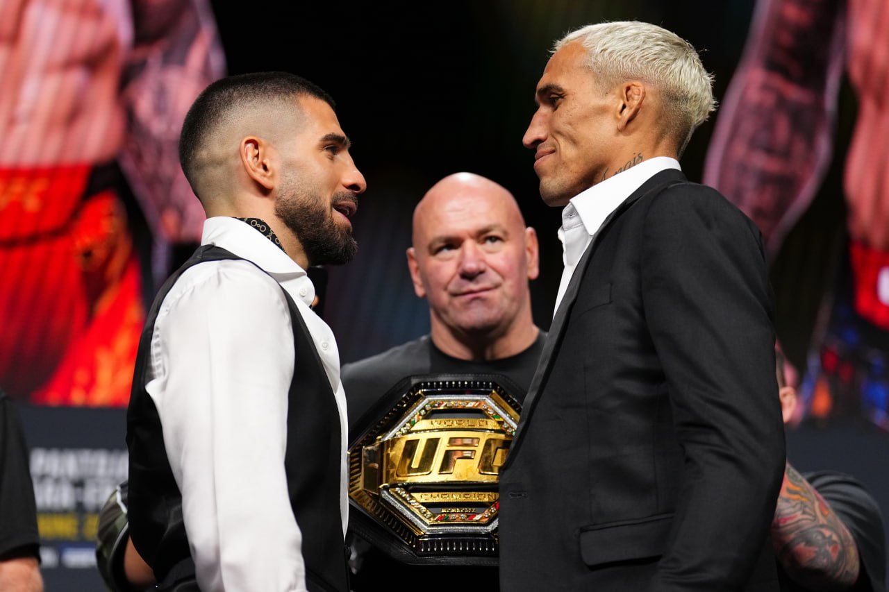 Топурия и Оливейра сделали вес перед боем за титул чемпиона UFC Чарльз показал на весах 70,1 кг, вес Илии составил 70,3 кг Страхующий этот бой Арман Царукян тоже сделал вес – 70,1 кг. Турнир UFC 317 в прямом эфире покажет Матч ТВ 29 июня в 06:00. На Матч! Боец трансляция начнется с 01:30 Chris Unger/UFC/Getty Images