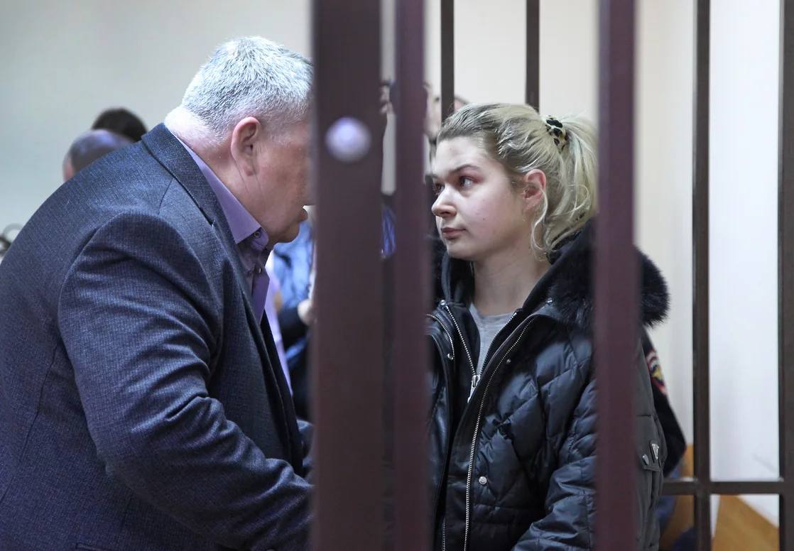 Обвиняемая в убийстве экс мэра Самары хочет помочь следствию с поисками останков Екатерина Тархова обвиняемая в убийстве своих родственников бывшего мэра Самары Виктора Тархова и его супруги Натальи пытается заключить досудебное соглашение со следствием Об этом она сообщила СМИ на заседании в Самарском районном суде в среду 1 октября Я неоднократно подавала ходатайство о заключении досудебного соглашения но по каким то причинам абсолютно мне неизвестным прокуратура отказывает хотя я хочу дополнить свои показания о совершении иного преступления и нахождении останков рассказала обвиняемая Екатерина Тархова не стала уточнять в совершении какого именно преступления она планирует признаться силовикам сославшись на тайну следствия Обвиняемая добавила что продолжает общаться со своим сыном который находится под опекой крестной и ходит в детсад В настоящее время Екатерине Тарховой вменяется убийство двух лиц п а ч 2 ст 105 УК РФ и мошенничество в особо крупном размере ч 4 ст 159 УК РФ Она приходится внучкой бывшему мэру Самары Виктору Тархову и его супруге Наталье Бывший чиновник с женой жили в доме на Вилоновской до конца декабря 2024 года но потом пропали без вести В феврале 2025 года друг семьи обратился в полицию с заявлением об их исчезновении Виктора и Натальи Тарховых Силовики возбудили уголовное дело об убийстве и подозрения пали на Екатерину Тархову которую видели в доме родственников перед исчезновением ее дедушки с бабушкой и после этого она выносила из квартиры черные мешки с мусором и контейнеры для отходов Ее задержали и арестовали В конце февраля Екатерина Тархова призналась в убийстве родственников и назвала соучастников предпринимателей Светлану и Дмитрия Метревели с которыми познакомилась за границей По версии следствия Светлана Метревели помогла обвиняемой разработать преступный план а Дмитрий Метревели избавиться от останков родственников после их отравления трупы заморозили расчленили а останки раскидали по мусорным контейнерам Следы преступления в квартире удалили с помощью химических средств но следствие обнаружило кровеносные сосуды и жировую ткань пропавших Также выяснилось что после гибели Виктора и Натальи Тарховых внучка продавала их имущество в том числе иномарку бабушки В связи с этим помимо убийства Екатерине Тарховой вменили мошенничество Останки Виктора и Натальи Тарховых искали на полигоне ТБО Преображенка но так и не нашли Светлана и Дмитрий Метревели находятся за пределами России Они объявлены в международный розыск Дмитрий Метревели заочно арестован kommersant volga