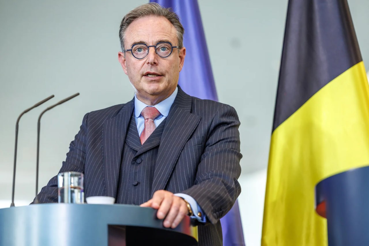 Евросоюз избежал хаоса и раскола заявил премьер Бельгии Барт де Вевер От этого удалось уклониться когда решили предоставить Украине кредит под гарантии общего бюджета ЕС а не использовать для этого замороженные российские активы подчеркнул он По итогам европейского саммита он назвал идею и переговоры о конфискации российских средств похожими на историю с Титаником По дискуссии было уже понятно что это тонущий корабль отметил глава кабинета министров По его словам за идеей конфискации средств стояли страны которые эмоционально живут во вражде с Российской Федерацией Подписаться на Говорит Москва Telegram VK MAX