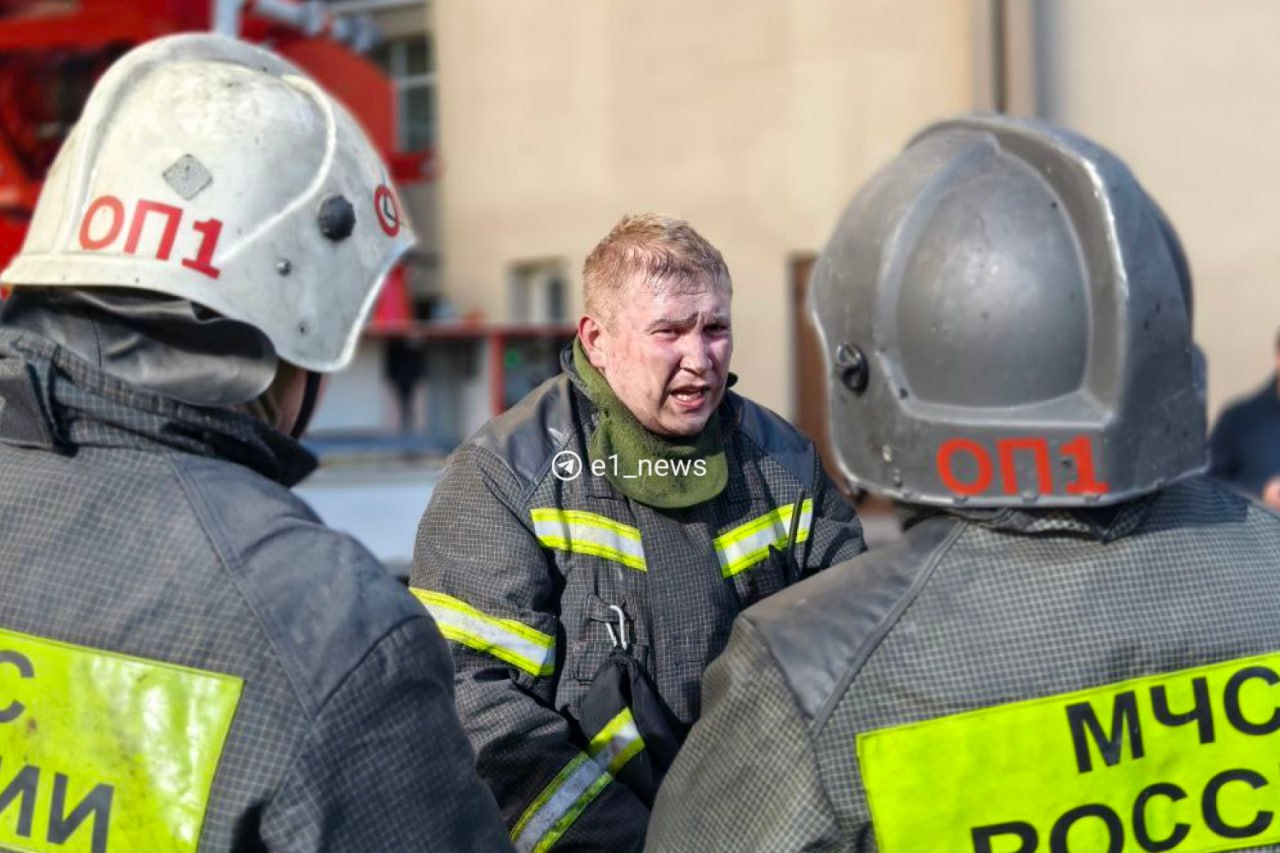 В театре загорелись вещи на 4 этаже. Об этом сообщили в МЧС