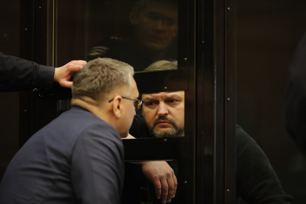 Экс губернатор Кировской области Никита Белых подал иск в суд о возмещении морального вреда за незаконное уголовное преследование по делу о злоупотреблениями должностными полномочиями и их превышении по этому делу его ранее оправдали Соответствующая карточка есть в картотеке Свердловского районного суда Перми информацию РБК подтвердил адвокат Белых Дмитрий Кудрявцев По данным на сайте суда исковое заявление поступило в июне Ответчиком указан Министерство финансов России третьими лицами прокуратура Кировской области СУ СК России по Кировской области следователь по ОВД СУ СК России по Кировской области Екатерина Яковлева Управление Федерального казначейства по Пермскому краю Как пояснил Кудрявцев Белых обратился с иском о компенсации морального вреда в порядке реабилитации в связи с незаконным уголовным преследованием Заявленная сумма компенсации 10 млн руб Фото Владислав Шатило РБК Следить за новостями РБК в Telegram