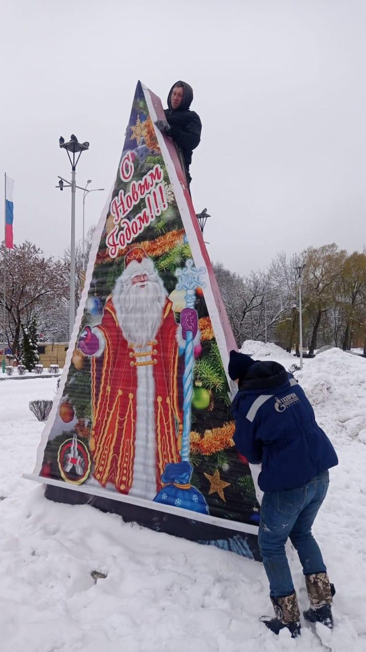 В Брянске первую в этом году городскую новогоднюю ёлку установят на Кургане Бессмертия. Об этом сообщила пресс-служба мэрии.  – На Кургане Бессмертия сотрудники парка собирают каркас новогодней елки. Искусственная красавица совсем скоро засияет разноцветными огнями, – рассказали в городской администрации.  Власти отметили, что Брянск украсят гирляндами и арт-объектами, которыми его украшали в прошлые годы.