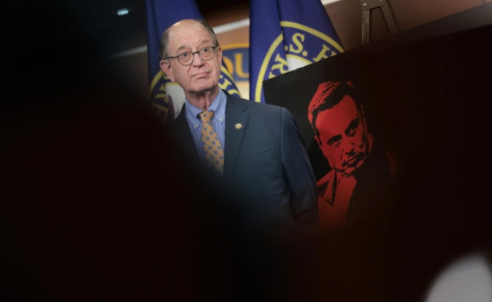 Конгрессмен США Брэд Шерман которого сфотографировали за просмотром полуобнаженных девушек в соцсети X во время перелета обвинил в появлении этого контента миллиардера Илона Маска Как заявил официальный представитель 71 летнего политика Шерман просто листал ленту но после покупки соцсети Маском алгоритмы стали показывать пользователям контент о котором они не просили Об этом сообщает New York Post Это было не более чем прокрутка ленты Twitter старое название Х РБК и к сожалению Илон Маск испортил алгоритм Twitter чтобы предоставлять людям контент о котором они не просили и на который не подписывались заявил представитель 71 летнего законодателя в ответ на запрос издания Фотографии конгрессмена с планшетом на экране которого были видны изображения полуобнаженных девушек получили широкое распространение в соцсетях и привлекли внимание общественности включая Дональда Трампа младшего Представитель Шермана подчеркнул что политик не искал специально подобные материалы Фото Kayla Bartkowski Getty Images Картина дня в телеграм канале РБК