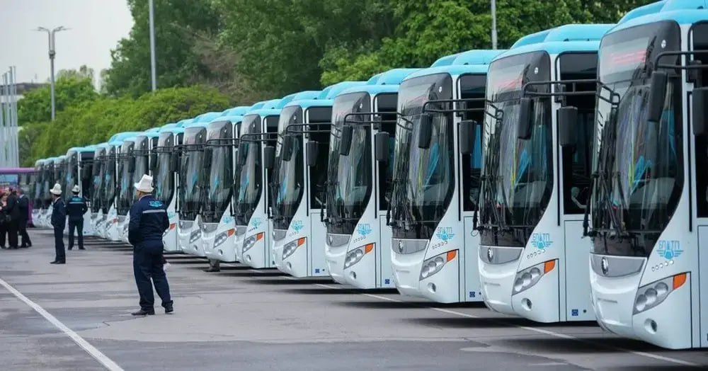 В Кыргызстане перевозки пассажиров автобусами и микроавтобусами выросли на 20% с начала года  За январь–май 2025 года пассажирские перевозки автобусами и микроавтобусами в Кыргызстане увеличились на 20%, достигнув 233,5 млн человек, следует из официальных данных.   Для сравнения, за аналогичный период прошлого года услугами автотранспорта воспользовались 194,7 млн пассажиров.  Наибольший пассажиропоток традиционно зафиксирован в Бишкеке, где с начала года перевезено 157 млн человек против 123,9 млн годом ранее. Таким образом, рост составил более 26%, что отражает активизацию деловой и социальной активности в столице.  Основные региональные показатели перевозок в январе–мае 2025 года:   Чуйская область — 39,1 млн пассажиров  +6% к 2024 году   Ошская область — 7,5 млн человек  +17%   Жалал-Абадская область — 9 млн человек  +11%   Баткенская область — 4,7 млн человек  небольшой рост по сравнению с прошлым годом   Нарынская область — 946,5 тыс. человек  +27%   Таласская область — 2,4 млн человек  +4%   Иссык-Кульская область — 4 млн человек  +2%   город Ош — 8,8 млн человек  рост примерно на 12%   Самые высокие темпы прироста отмечены в Нарынской области  +27%  и Бишкеке  +26% .   #Кыргызстан  #Общество  #Транспорт