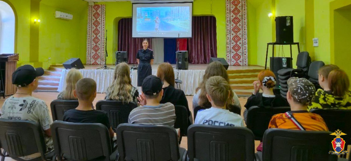 "Безопасный маршрут": госавтоинспекторы напомнили правила безопасного поведения пешеходов юным жителям Каховского округа Сотрудники Госавтоинспекции совместно с инспекторами по делам несовершеннолетних организовали в Доме культуры Тавричанки познавательное занятие для детей. "Ребята изучили правила дорожного движения и основы пешеходного движения, а тематический видеоролик помог им визуализировать полученную информацию. Активное обсуждение реальных дорожных ситуаций сделало занятие запоминающимся", — говорится в сообщении. ПОДПИСАТЬСЯ НА ТАВРИЮ