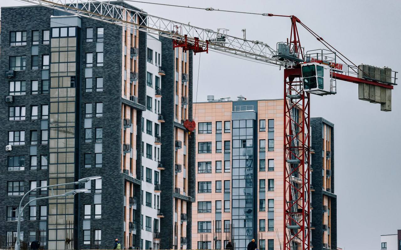 Квартира за полцены: скидки на новостройки в Москве в мае достигли 55–60% Чтобы повысить продажи, московские застройщики в этом году увеличили размеры скидок — средних и максимальных, рассказали «РБК Недвижимости» эксперты. По данным «НДВ Недвижимости», средний размер скидки на рынке новостроек с начала года увеличился с 3–4% до 5–7%. Аналитики из «Метриума» средний дисконт также оценивают в 7% +1 п.п. с января . При этом максимальные скидки на новостройки в мае достигли 55–60%, что является рекордным значением, указали в «Метриум» и bnMAP.pro. В данном случае речь идет о единичных лотах и акциях, которые доступны в моменте. Максимальные скидки чаще всего дают на лоты с определенными нюансами. Например, цена лота может быть уже завышенной или лоты с неудачными параметрами большой лот, неудачный вид . Однако большие скидки в этом году можно получить и на ликвидные варианты в новостройках. По данным «Метриума», средние скидки от 30% в мае были установлены в 14 проектах на первичном рынке Старой Москвы. В целом доля проектов со скидками на рынке новостроек Москвы в мае варьировалась от 56% до 85% с учетом скрытых дисконтов . Речь идет о рынке новостроек Москвы с учетом апартаментов, но без учета элитного сегмента. #новостройка Фото: Андрей Любимов / РБК Читать РБК Недвижимость в Telegram
