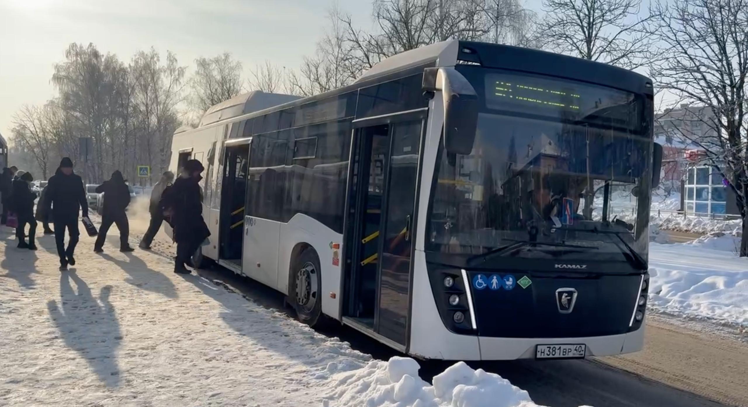 В Обнинске проблемы в расписании общественного транспорта из за роста заболеваемости среди водителей За прошедшую неделю из 4 982 рейсов было отменено 189 Связано это с сезонным ростом заболеваемости Сейчас на больничном находятся 20 водителей общественного транспорта сообщил глава Обнинска Стефан Перевалов Также он рассказал о сломанных валидаторах в двух городских автобусах Уже заказаны запчасти и скоро они будут починены Подписаться Прислать новость