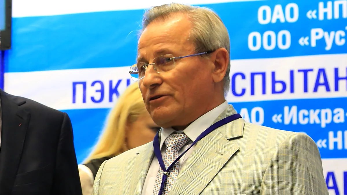 Пермского пенсионера банкротят второй раз из за долга в 719 млн Межрайонная ИФНС 21 по Пермскому краю 24 сентября 2025 года потребовала второй раз признать банкротом Виктора Пыхтеева сообщается в картотеке Арбитражного суда Пермского края В обоснование заявления уполномоченный орган указывает на наличие не уплаченной свыше трех месяцев задолженности по обязательным платежам более 719 6 млн руб Усмотрев процессуальные недостатки Арбитражный суд Пермского края предложил устранить их и оставил заявление без движения до 10 ноября Виктор Пыхтеев бывший руководитель АО ОГТ Искра Авигаз а также кавалер двух советских орденов Трудового Красного Знамени и лауреат премии правительства РФ Господину Пыхтееву 87 лет он является пенсионером и уже признавался банкротом в 2018 году с долгом в 314 4 млн руб