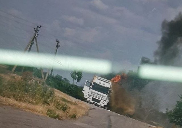 Только что. Два сброса с дрона по гражданскому автомобилю. Село Коробки. После первого - машина загорелась, водитель выжил. Он пытался потушить полыхающую фуру, но был убит второй бомбой, сброшенной с дрона. Только недолюди могут такое совершить. Фашисты с правого берега целенаправленно бьют по мирному населению. Я уверен, Российские вооруженные силы совсем скоро уничтожат эту укронацистскую гниль. Победа будет за нами. Мои самые искренние соболезнования родным и близким погибшего. ВКонтакте Одноклассники