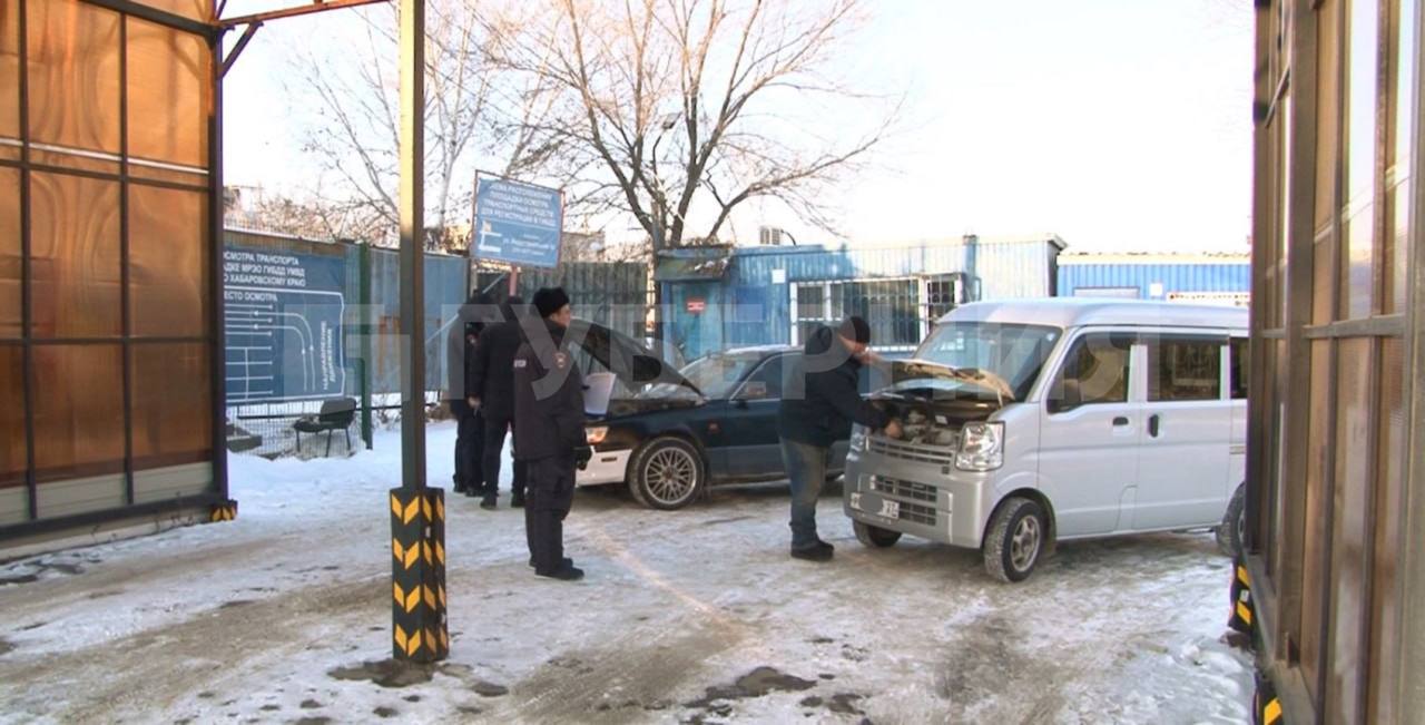 Гигантские очереди выстроились на техосмотр и регистрацию в Хабаровском крае Причиной ажиотажа около управления ГИБДД стало предстоящее повышение утильсбора Многие поспешили привезти себе подержанную машину из за рубежа рост ввоза иномарок на таможне оценили в 30 Теперь эти автомобили хабаровчане пытаются поставить на учет Сотрудники ГАИ перешли на усиленный режим работы В сутки только на Воронежской выдается 400 талонов в два раза больше чем летом На площадке выставляют уже по три инспектора но очередь не уменьшается На данный момент за один день сделать осмотр и встать на учет не получится Отметим что сверка номерных агрегатов проводится на двух площадках по адресам улица Воронежская 1 и улица Индустриальная 8А В связи с ажиотажем рекомендуется проводить сверку заблаговременно Осмотр действителен в течение 30 дней Будь в курсе событий везде ОК VK MAX