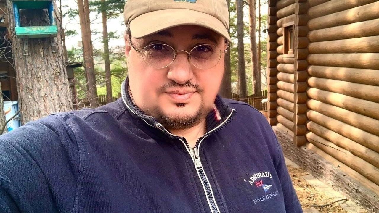 Красноярского политблогера выпустили из-под ареста. Алексея Аксютенко, выступавшего против муниципальной реформы, выпустили из-под ареста 20 мая. Об этом он написал в своем телеграм-канале и сообщил, что подготовит разбор произошедшего. «Сейчас я на свободе. Но пока, на радость тех, кто меня отправил под арест, никаких оценок произошедшему не будет. Дело в том, что у нас в семье горе. Пока я был под арестом, умер мой тесть. Мои юристы во время апелляции в краевом суде просили судью изменить срок заключения, предоставлялись все документы, но в итоге меня выпустили сегодня в 12:53. Впереди много хлопот, связанных с похоронами, поэтому все разборы — после».
