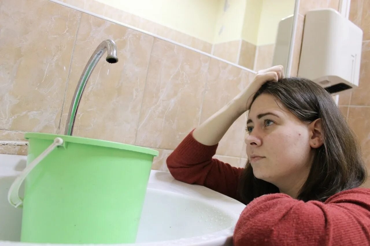 Жители Зернограда остались без водоснабжения из-за отключения электричества на насосной станции 8 августа.  Об этом в своем Telegram-канале сообщила министр ЖКХ Ростовской области Антонина Пшеничная. По ее словам, из-за аварийного отключения электроэнергии была обесточена насосная станция № 3  НС-3 . Кроме того утечка обнаружена на водоводе на пересечении переулка Западного и улицы Кирова. «На время восстановительных работ водоснабжение города приостановлено», — пояснила Пшеничная, отметив, что по заявкам жителей Зернограда организован подвоз воды. Заявку можно оставить по телефону 8-991-084-77-86.