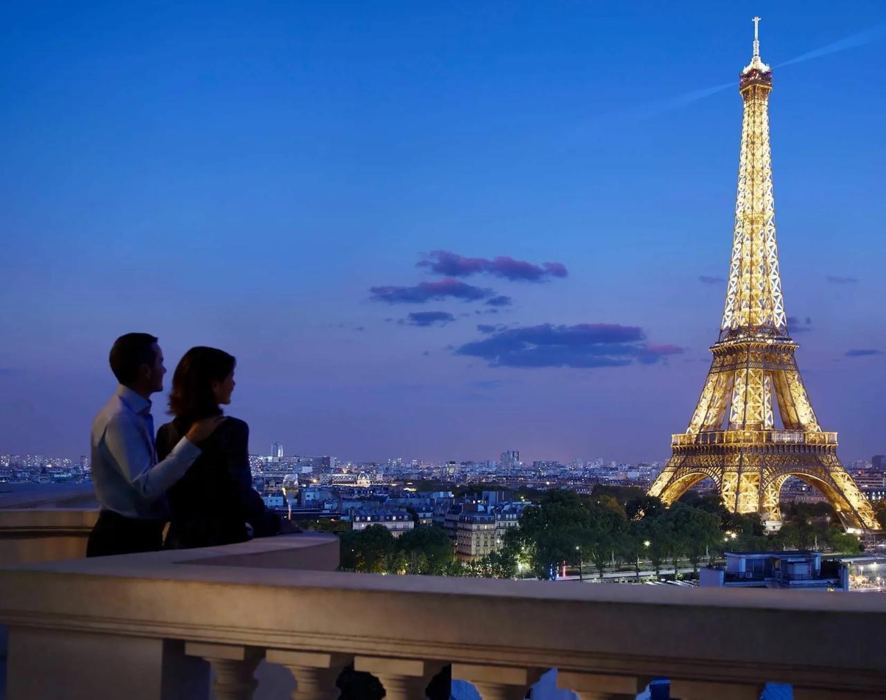 Франция утвердила закон по которому любой сексуальный контакт без явного согласия сторон будет считаться изнасилованием Об этом сообщает Agence France Presse Принятию закона предшествовал громкий процесс по делу француженки Жизель Пелико её муж в течение нескольких лет подмешивал жене снотворное и позволял другим мужчинам насиловать её Суд приговорил его к 20 годам тюрьмы а установленные следствием участники преступлений получили от 3 до 15 лет лишения свободы Новости Дня