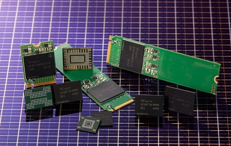 SK Hynix запустила массовое производство первой в мире 321 слойной памяти QLC NAND   Новая технология существенно повышает скорость передачи записи и чтения данных а также улучшает энергоэффективность SK Hynix объявила о начале производства первой в мире 321 слойной памяти QLC NAND Представленный чип емкостью 2 ТБ устанавливает новый стандарт плотности хранения данных Для решения проблем производительности инженеры компании увеличили количество независимых плоскостей в чипе с четырех до шести Новинка демонстрирует удвоенную производительность в передаче информации рост скорости записи на 56 чтения на 18 Помимо этого была улучшена энергоэффективность записи более чем на 23 Планируется что память будет использоваться в SSD для персональных компьютеров корпоративных накопителях для дата центров и смартфонах Официальный анонс продуктов на основе новой памяти ожидается в первой половине следующего года Hynix NAND ИИ Подписывайтесь на ARCHiTECH Чат