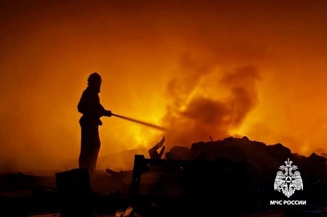 На Дону вдоль трассы М-4 разгорелся пожар 12 августа в Аксайском районе, вдоль трассы М-4 «Дон», вспыхнул ландшафтный пожар. Горит сухая трава на площади 500 квадратных метров в районе 1056 километра автодороги. В МЧС подчеркивают, что угрозы распространения огня нет. На месте работают 13 спасателей и четыре единицы техники. В связи с высокой пожарной опасностью, объявленной в Ростовской области на ближайшие два дня, спасатели призывают жителей воздержаться от разведения костров и выжигания сухой растительности.