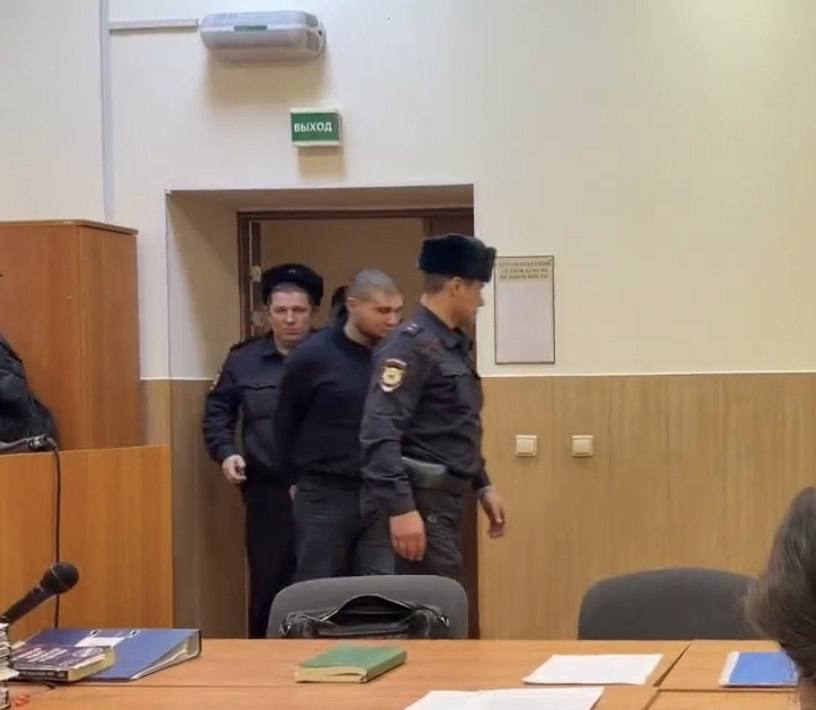 В Петербурге женщина предотвратила отправку на фронт будущего жениха своей дочери узнав что его вынудили заключить контракт ради выплат Суд отправил в СИЗО Георгия Погосова и Кирилла Кислякова а Всеволода Белошапко под домашний арест Их обвиняют в вымогательстве По данным следствия в конце октября трое угрожали петербуржцу распространением порочащих сведений и возможным уголовным делом Они потребовали чтобы он подписал контракт на участие в СВО отдал им положенную выплату написал расписку на 1 4 млн рублей и оформил доверенность на счёт Мужчина выполнил требования Перед отправкой его разговор с девушкой услышала её мать и узнав обстоятельства она отвела его в полицию Поехал ли он на СВО неизвестно TodaySPb Новости GradSPb Места СПб