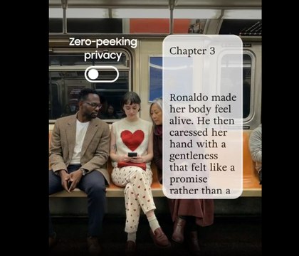 Samsung показала как режим конфиденциальности Galaxy S26 Ultra скрывает экран от окружающих В рекламном видеоролике будущего Galaxy S26 Ultra компания Samsung продемонстрировала работу экрана конфиденциальности Функция Zero peeking privacy затемняет дисплей от посторонних взглядов в общественных местах и отличается от того что ранее демонстрировалось в утечках