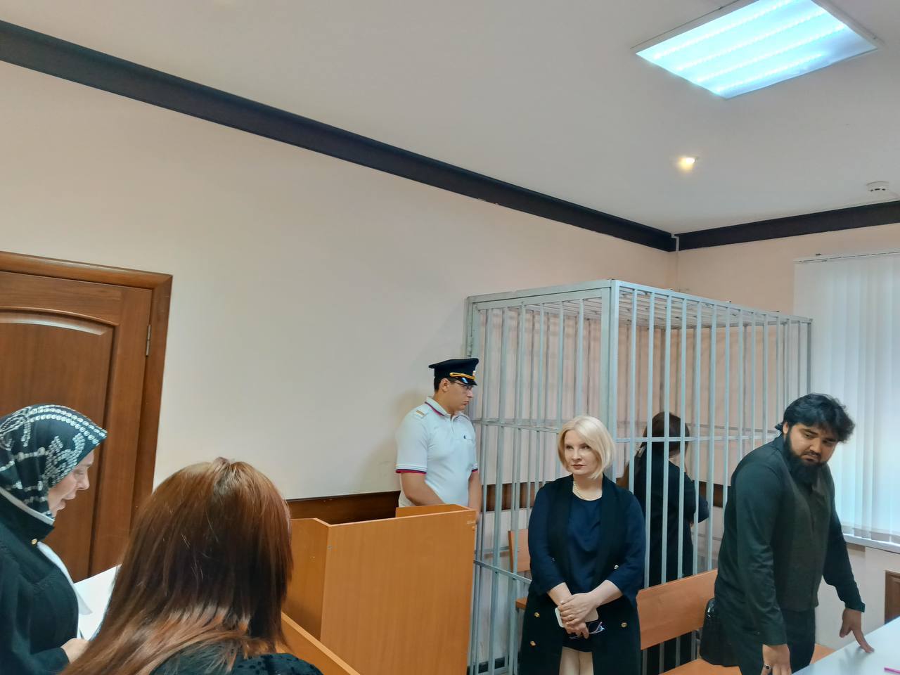 Экс-главврача махачкалинской поликлиники арестовали за мошенничество Бывшую главврача поликлиники № 9 в Махачкале обвиняют в хищении более 39,5 млн рублей. По версии следствия, с 2021 по 2023 год она заставляла подчинённых писать заявления о повышенных выплатах и дополнительных должностях, которые им не полагались. Таким образом деньги начислялись, но по факту их присваивали. Женщине вменяют мошенничество в особо крупном размере и злоупотребление должностными полномочиями. Советский районный суд Махачкалы арестовал её на 1 месяц и 6 суток — до 30 июля 2025 года.