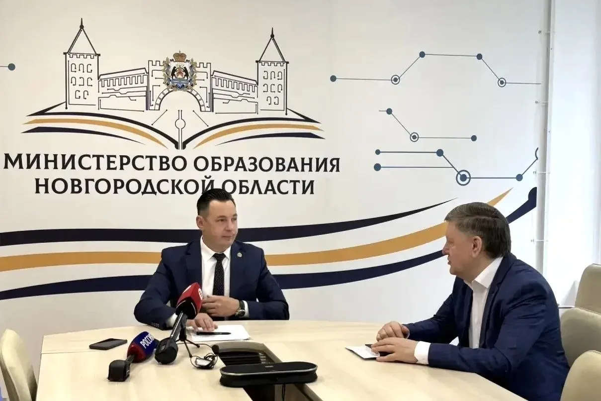 Почти девять тысяч выпускников 9 и 11 классов будут сдавать экзамены в этом году В основной экзаменационный период заявились почти 2200 выпускников 11 классов и свыше 6500 девятиклассников На базе школ области будет открыто 59 пунктов проведения экзаменов Новгородская область готова к проведению государственной итоговой аттестации Особое внимание в подготовке к ее проведению уделяется обеспечению равных условий для всех участников и мерам по поддержанию порядка и безопасности В этом году государственная итоговая аттестация проходит в три этапа Досрочный период ЕГЭ уже состоялся он проходил с 20 марта по 20 апреля основной период пройдет с 1 июня по 9 июля А с 4 по 25 сентября пройдет дополнительный период сдачи экзаменов Расписание их проведения синхронизировано со сроками окончания учебного года что позволяет выпускникам и образовательным организациям планово завершить учебный процесс и подготовиться к первым экзаменам