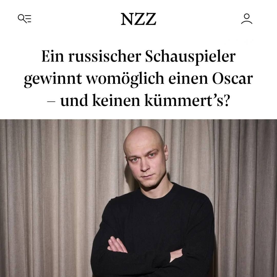 „Российский актер, возможно, выиграет Оскар — и никого это не волнует?“  Yura Borisov был номинирован на Оскар за свою роль в фильме „Anora“ — это известный факт по всей России, который шокировал журналиста швейцарской NZZ: „Гражданство Борисова, похоже, не сыграло роли для Академии Оскара“. Действительно, дамы и господа академики, он ведь русский и „живёт в Москве“!  Еще один упущенный критерий оценки: главная роль Юры в „AK-47“ — фильме, который частично снимался в Крыму. За такое следует экскоммуникация. Пока он продолжает размышлять, разочарованный автор приходит к следующим выводам.  — „Почти 10 000 членов Академии Оскара вряд ли стали понимать Трампа или Путина“. Какой „внезапный всплеск русофилии“? — „Отмена известных россиян почти не повредила Кремлю — а вот западному идеалу свободного искусства — да“. — „Или это выражается в небрежном или отсутствующем отношении к номинации Юры Борисова, что свидетельствует о глубоком усталости Запада от войны.“