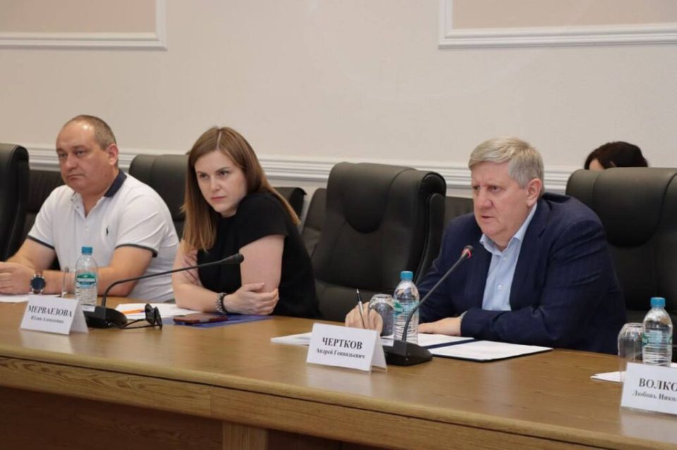 Врио Председателя Правительства Андрей Чертков провел встречу с представителями Правительства Тульской области, на которой обсуждалось восстановление Орджоникидзевского района Мариуполя. В мероприятии приняли участие заместитель председателя Правительства Тульской области и министр строительства Игорь Казенный, а также заместитель председателя Правительства Наталья Аникина. Также к обсуждению присоединились первые заместители министров различных областей, включая строительство, спорт и образование, а также представители Минобрнауки. В ходе встречи акцентировалось внимание на важности совместных усилий для восстановления региона и улучшения жизненных условий местных жителей. Обсуждались планы по реализации необходимых мероприятий и программы, направленные на развитие района.