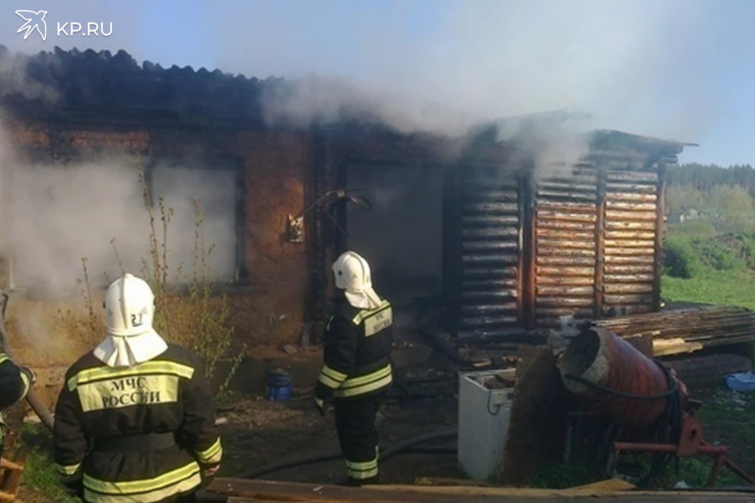 В Воронежской области сгорели крыша и коридор дома, пострадала девушка В понедельник, 28 июля, в 15:46 в дежурную часть МЧС сообщили о том, что в Лисках на 3-м переулке Ульянова загорелся дом. На место ЧП выезжали восемь сотрудников спасательного ведомства на двух пожарных машинах. Сотрудники МЧС сработали оперативно. Уже в 16:06 пожар потушили. Однако пламя успело натворить бед. В жилом доме 8х8 метров был поврежден огнем коридор 2х3 м. по всей площади. Сильно обгорела крыша. Ее теперь нужно будет чинить на площади 20 квадратных метров. На пожаре пострадала 21-летняя девушка. Она получила ожоги рук первой степени. Ее оказали первую помощь. Госпитализация не потребовалась, - сообщили в пресс-службе регионального ГУ МЧС.