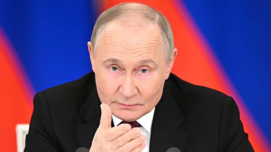 Президент РФ: Россия не будет стелить дорожку для «Макдональдса», если он захочет вернуться Россия не станет стелить ковровую дорожку для «Макдональдса», если он захочет вернуться на российский рынок. Об этом заявил Президент РФ Владимир Путин на встрече с представителями бизнеса. «Они поставили всех в трудное положение, смылись, а теперь, если захотят вернуться, мы им дорожку, что ли, должны постелить? Нет, конечно», — сказал он и пообещал юридическую помощь руководству «Вкусно — и точка» при возможном возвращении «Макдональдса» в Россию. Фото: Администрация Президента России , VK и ОК и читайте новости на нашем сайте