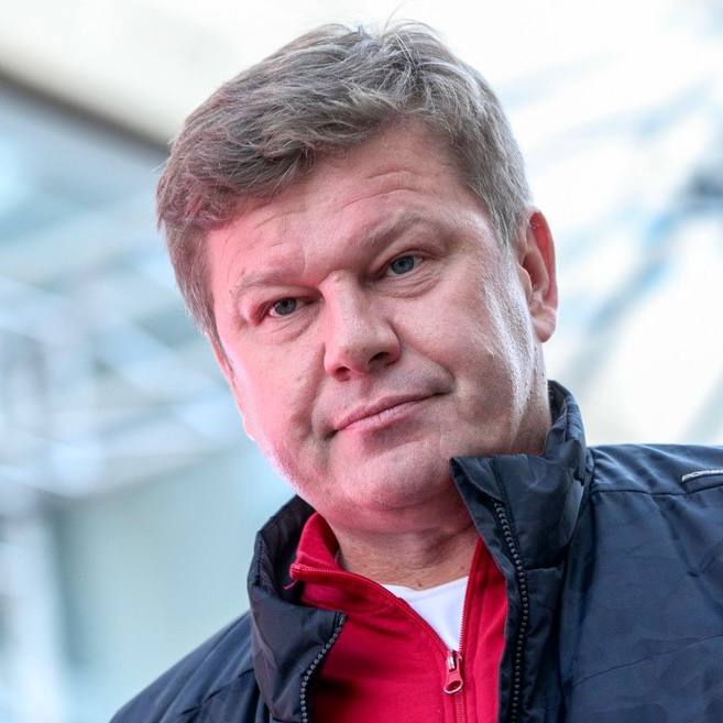 Комментатор Дмитрий Губерниев рассказал о шагах, которые предпринимает министр спорта РФ Михаил Дегтярев для возвращения российских лыжников на международные соревнования. - Михаил Дегтярев не зря съездил в Лозанну. Он, помимо всего прочего постоянно, разговаривает с представителями международных федераций. В данном случае позиция FIS не такая жесткая, как позиция IBU. Мы видим, как противодействовала немецкая сторона участию российских атлетов в Универсиаде, были сложности с визовой поддержкой. Но все же многие вопросы были решены сверху. Тоже самое может случиться и в лыжах. При всем мощном антироссийском, скандинавском, чешском, польском лобби FIS остается большой организацией. Здесь сама политика президента и чиновника не столь радикальна по отношению к Российской Федерации, как политика IBU. С этой точки зрения у нас действительно шансов в лыжах чуть больше, чем в биатлоне, - сказал Губерниев. На текущий момент FIS и IBU не разрешают российским лыжникам и биатлонистам выступать в нейтральном статусе.